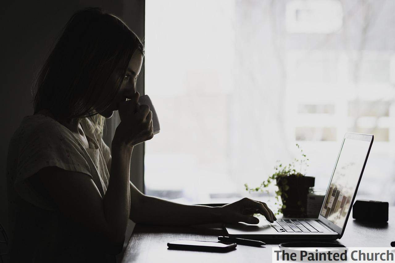 mujer estudiando en ordenador