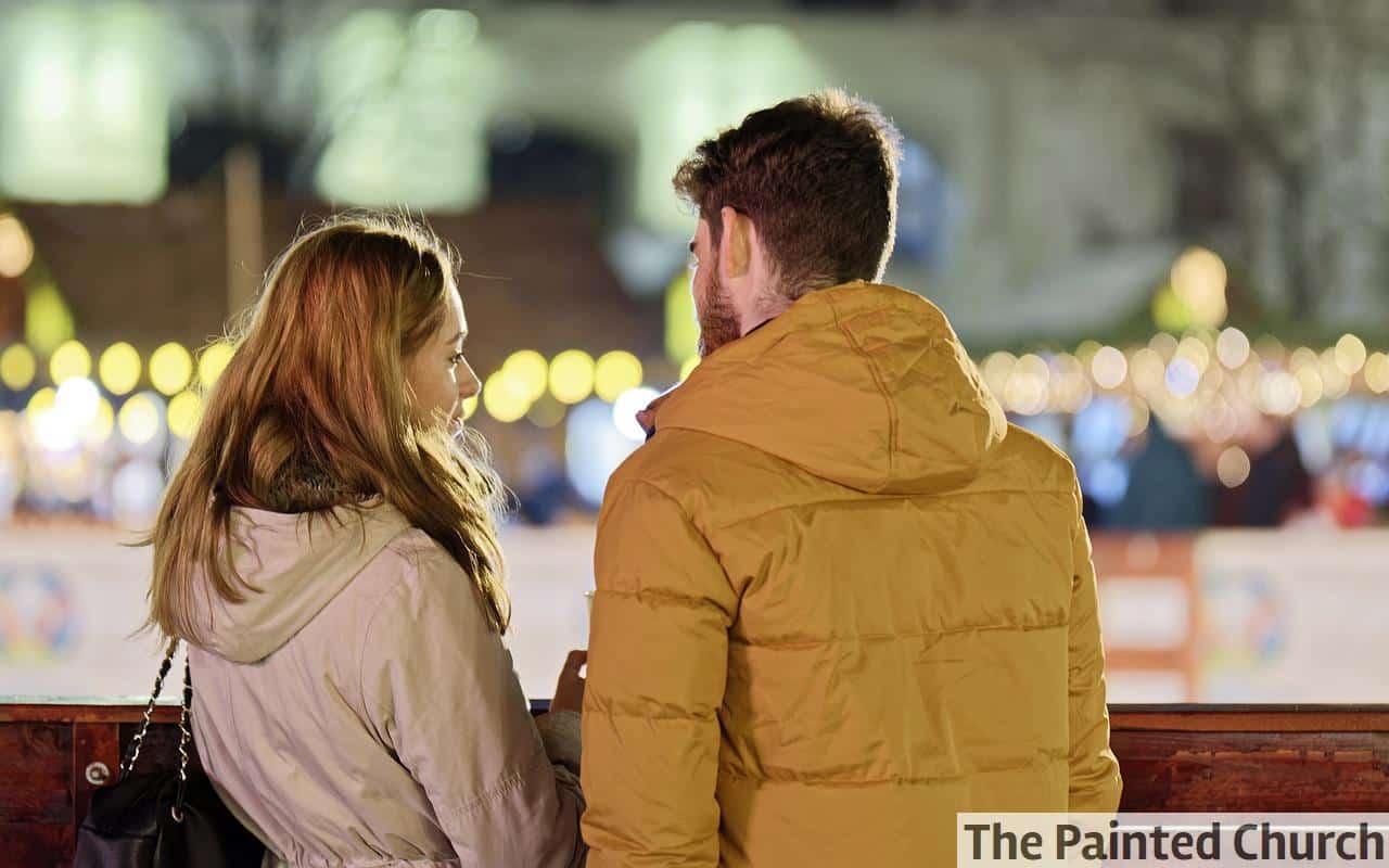pareja joven hablando