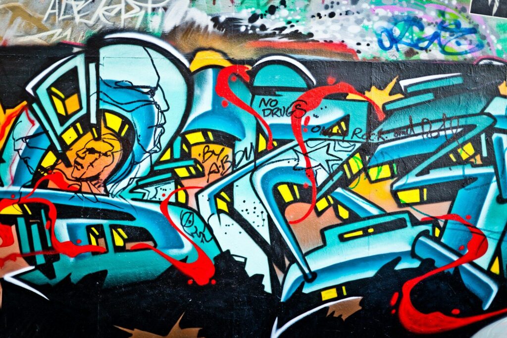Tipos de graffiti: pieza de letras en azul, rojo y amarillo sobre una pared