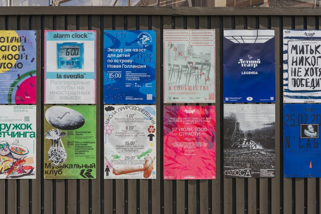Carteles y papeles pegados en una pared de la calle