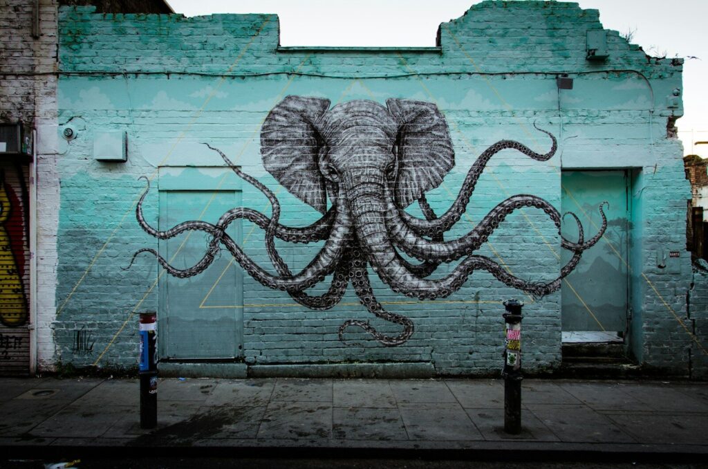 Técnicas de arte urbano: mural de gran formato con un animal en blanco y negro sobre una pared