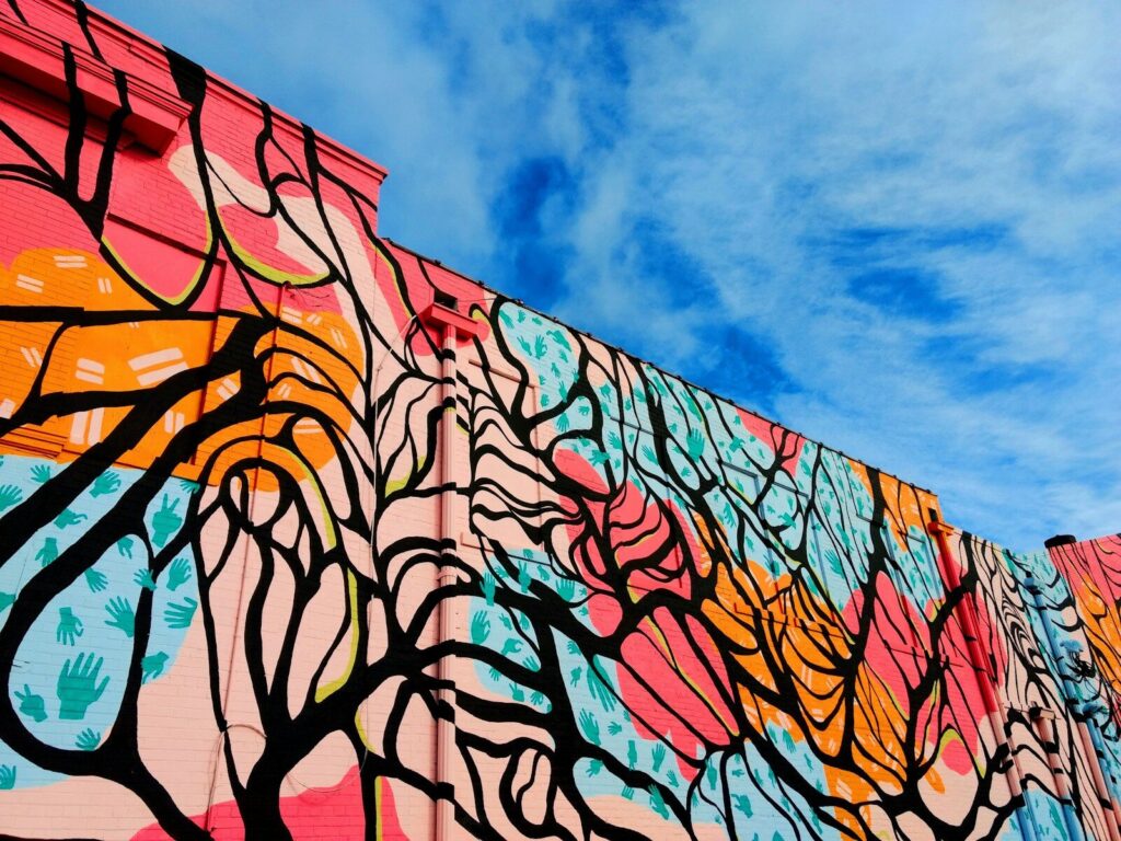 Muro de la ciudad cubierto de un mural de colores