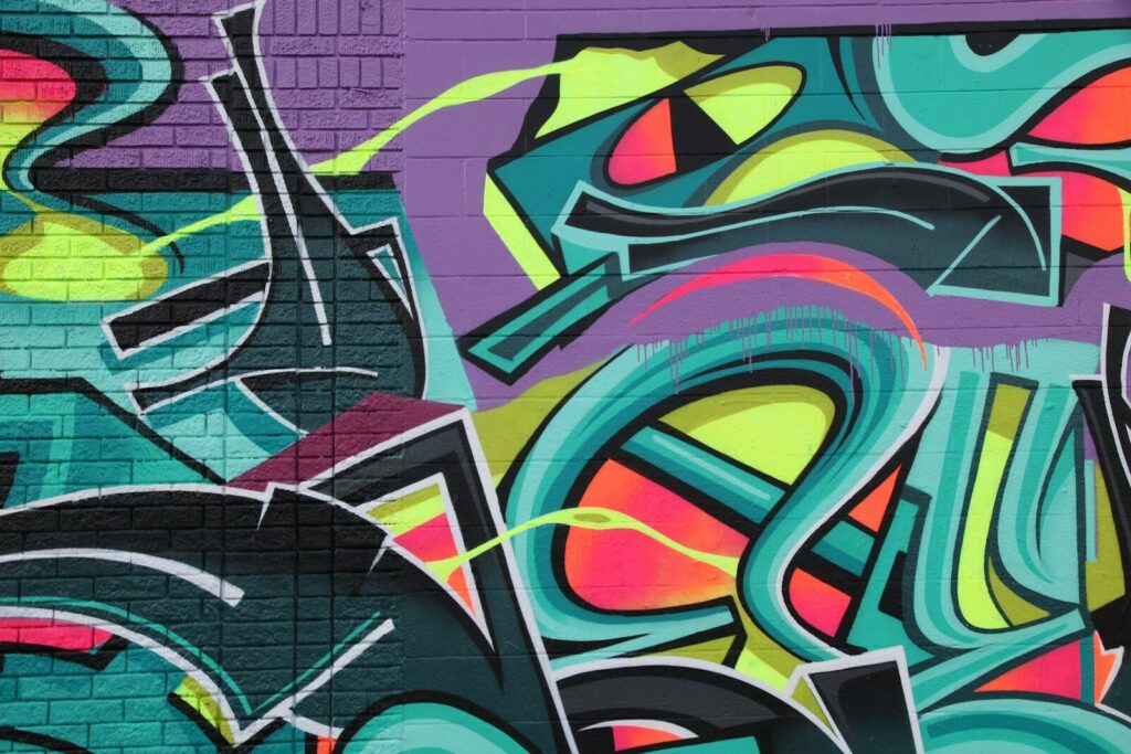 Grafiti de letras de colores pintado con aerosol en un muro