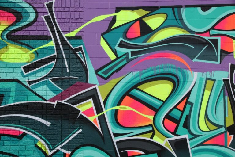 Grafiti de letras de colores pintado con aerosol en un muro